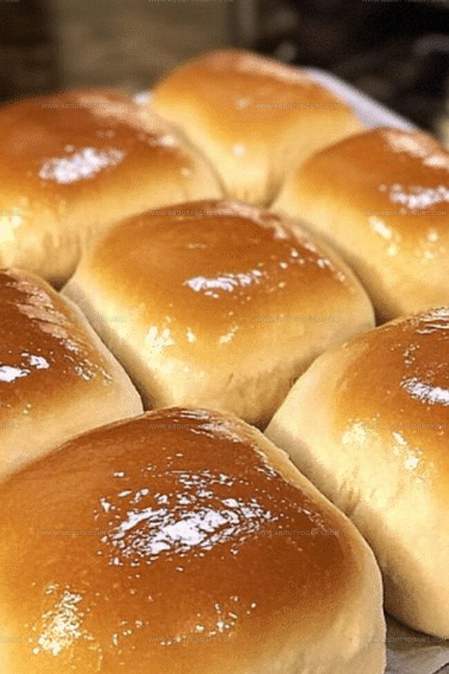 Why Copycat Texas Roadhouse Rolls Taste So Good