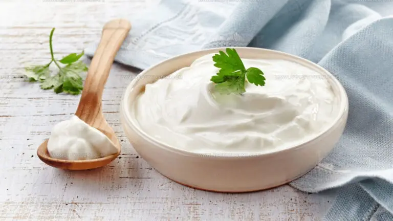 3 Sour Cream Alternatives for Cheesecake Recipes